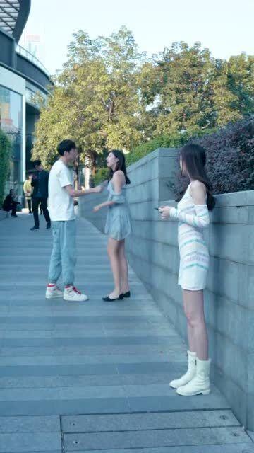 情侣吵架街头吃瓜